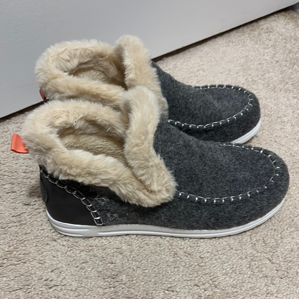 Cozy Gray Shoes with Faux Fur Lining